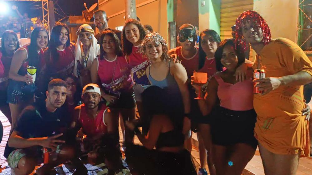 Foliões promoveram a confecção de abadás para o evento. 