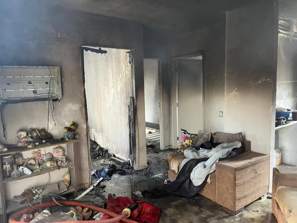 Apartamento onde o bebê estava foi tomado pelas chamas — Foto: Corpo de Bombeiros Militar