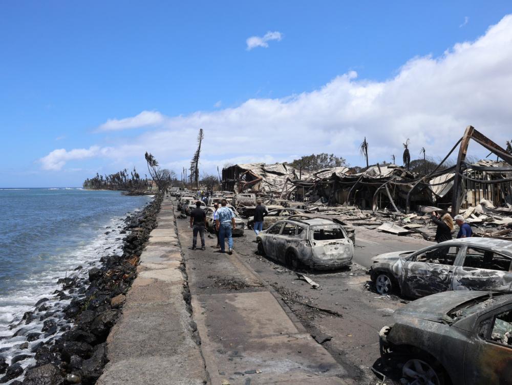 O governador do Havaí, Josh Green, diz que o número de mortos deve continuar a aumentar; na foto, incêndio em Maui, uma das ilhas do Havaí... Leia mais no texto original: (https://www.poder360.com.br/internacional/sobe-para-93-numero-de-mortos-em-incendi