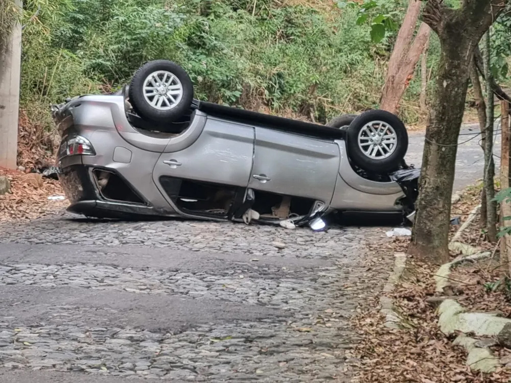Passageira morre após carro derrapar, bater em veículo e capotar na descida do Pico da Ibituruna em Governador Valadares — Foto: Lizandra Costa/divulgação