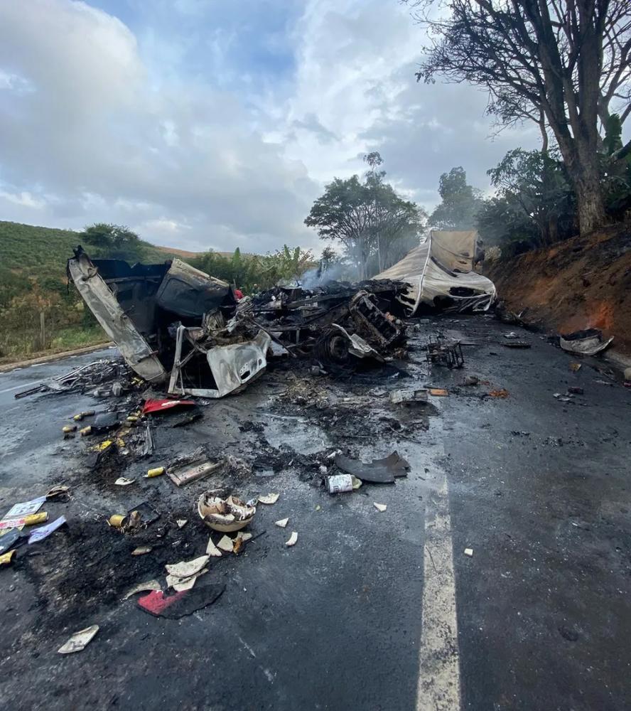 Veículos completamente destruídos após acidente — Foto: João Vitor Nunes