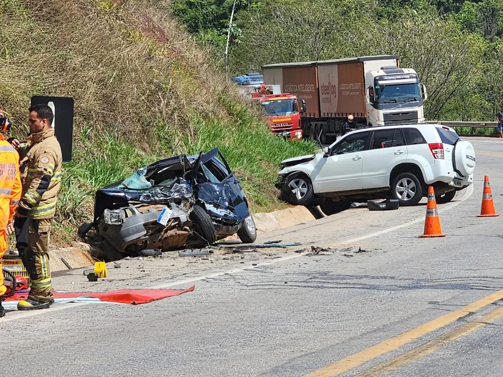 Batida entre dois carros deixa mortos e feridos — Foto: Ana Carolina Magalhães