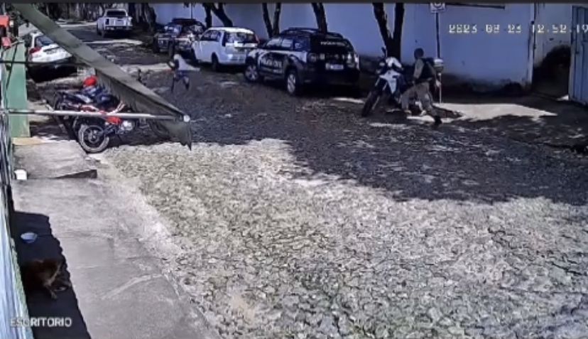 Imagens de uma câmera de segurança mostra momento da fuga. 