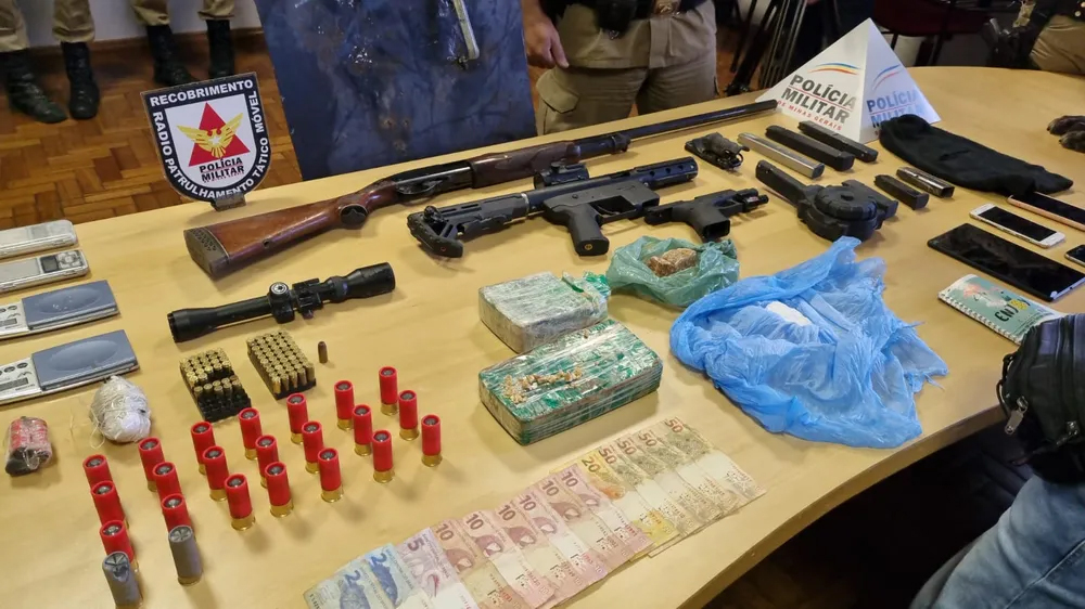 Chefe de gangue é preso em MG com armas de grosso calibre, drogas e munições durante operação — Foto: Polícia Militar