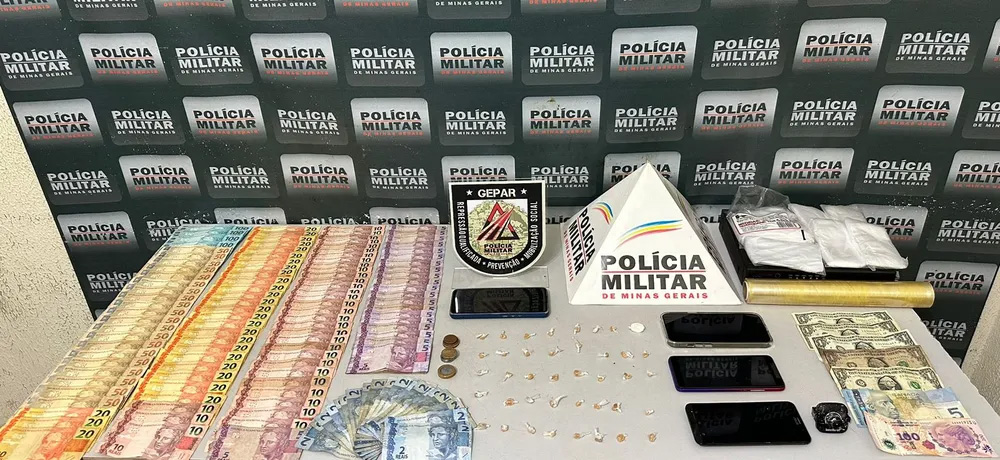 Homem tenta subornar PM após ser flagrado com drogas em Governador Valadares — Foto: Polícia Militar
