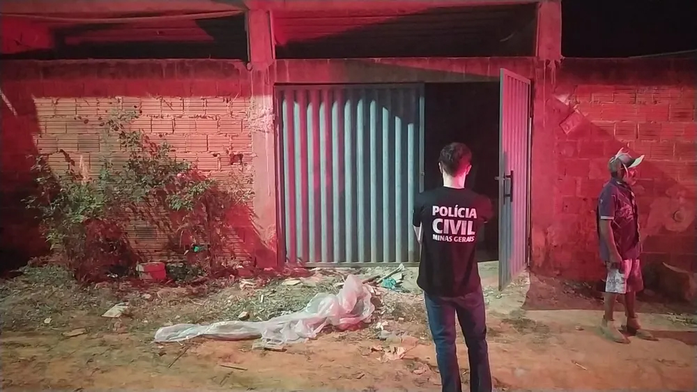 Depois de atirar contra perna da mulher, assassino executou o jovem nos fundos da casa — Foto: Redes Sociais