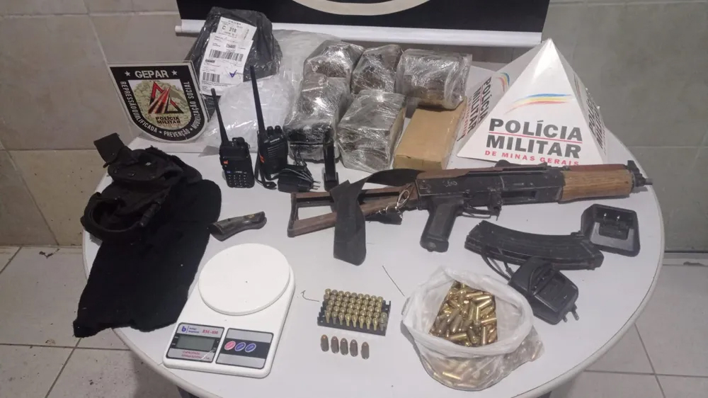 Drogas, munições e arma foram localizadas dentro de galeria de esgoto — Foto: Polícia Militar 