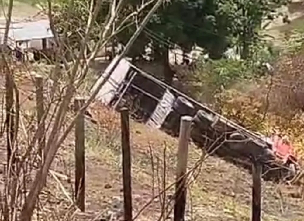Motorista morre após carreta perder o freio e cair em ribanceira na BR-116 — Foto: Redes sociais