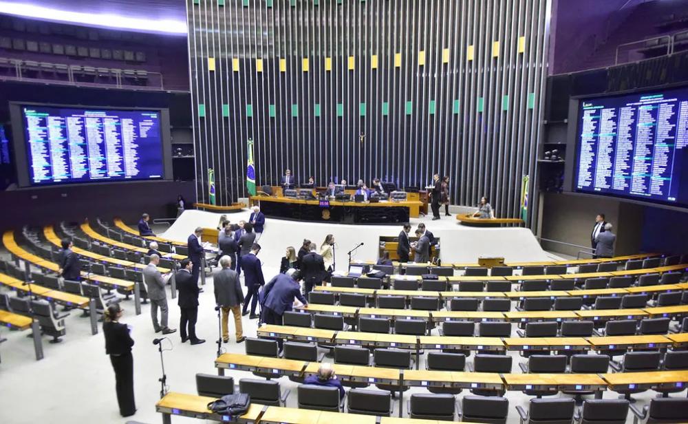  O plenário da Câmara durante análise da reforma tributária. Maioria dos deputados optou por votar à distância — Foto: Zeca Ribeiro/Câmara dos Deputados 