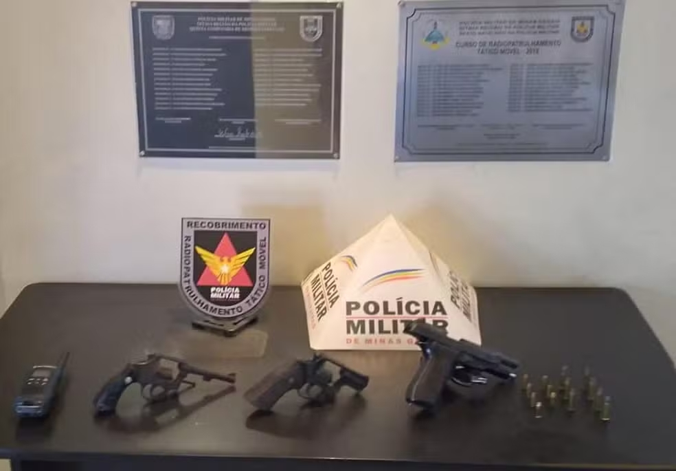 Três armas, munição e um rádio comunicador foram apreendidos durante a ocorrência no Jardim Ipê — Foto: Polícia Militar