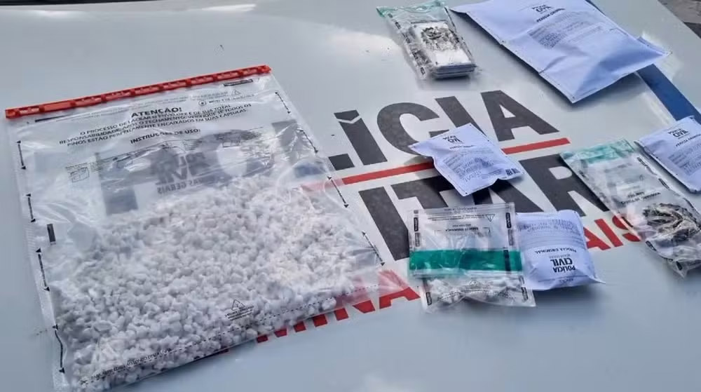 Policiais apreenderam cerca de mil pedras de crack em uma casa próxima — Foto: PMMG
