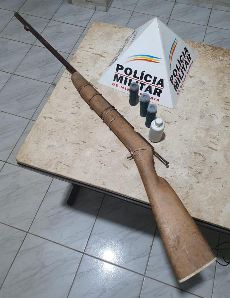 Arma apreendida durante batida policial. Foto: Divulgação PMMG